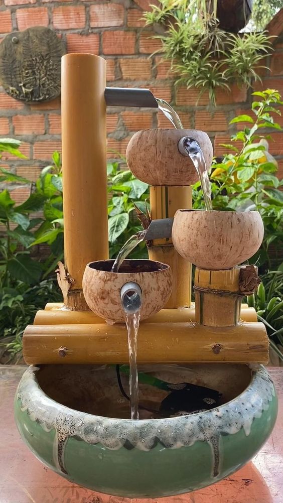 Vỏ quả dừa già và thân cây tre là sự kết hợp tuyệt vời tạo nên chiếc đài phun nước siêu xinh