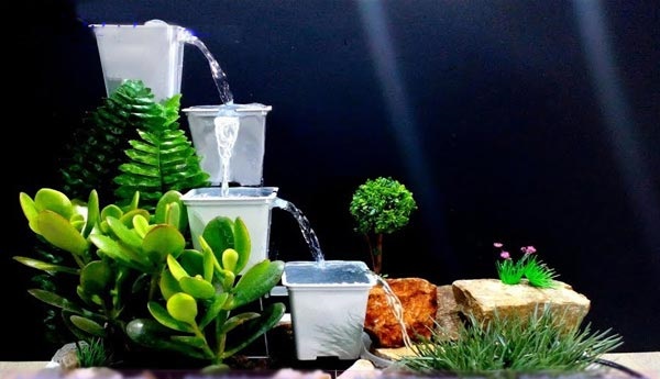 Mẫu đài phun nước được chế tác từ những chiếc chậu cây nhỏ xinh.