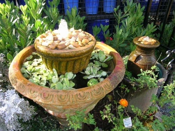 Đài phun nước đơn giản được thiết kế tận dụng từ chậu cây cảnh rất tiện dụng.
