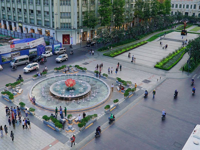 Công trình đài phun nước hình hoa sen được lắp đặt trên quảng trường, phố đi bộ. 