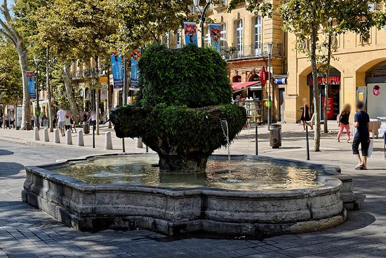 Đài phun nước Chín Nòng (Fontaine des Neufs Canons)