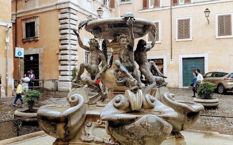 Fontana delle Tartarughe là công trình đài phun nước nhỏ có kiến trúc khá độc đáo tại Rome. 