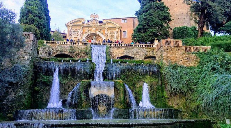 Nơi đây có hàng trăm đài phun nước thủy lực hoạt động suốt ngày đêm. 