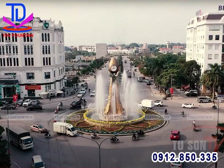 Đài phun nước bùng binh thường kết hợp các yếu tố nghệ thuật đặc trưng của địa phương.