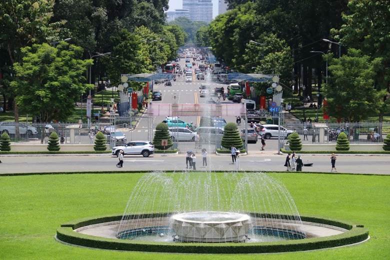 Đài phun nước Dinh Độc Lập không chỉ tạo điểm nhấn cảnh quan mà còn sở hữu kiến trúc hài hòa.