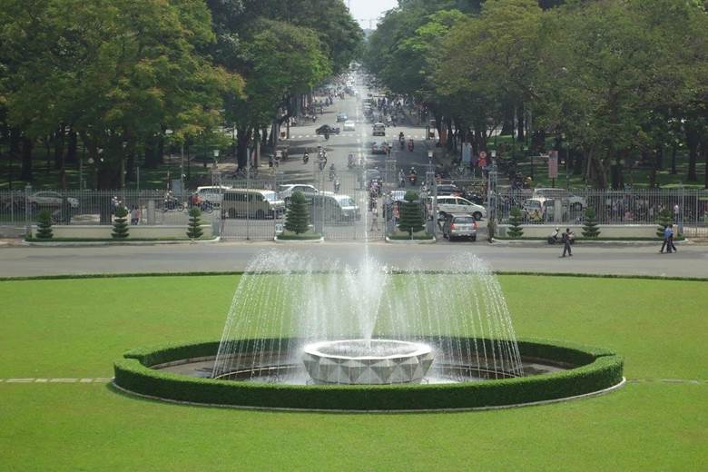 Đài phun nước Dinh Độc Lập không chỉ là điểm nhấn cảnh quan mà còn mang giá trị sâu sắc về lịch sử và thẩm mỹ