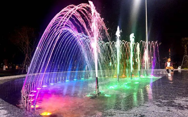 Đài phun nước nghệ thuật Sông Hương công trình nổi bật, kết hợp giữa kiến trúc hiện đại và giá trị văn hóa truyền thống.