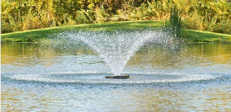 Hệ thống phun nước cho hồ kết hợp hiệu ứng ánh sáng từ đèn LED giúp tạo cảm giác thư giãn.