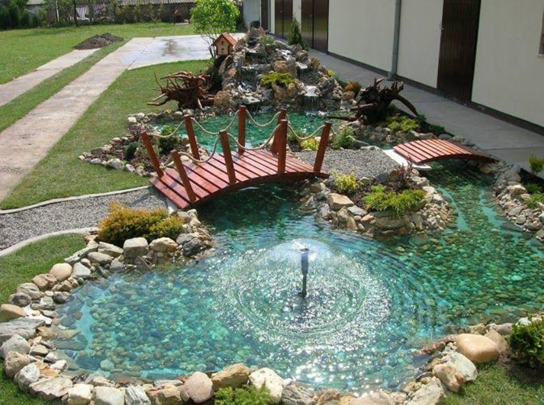 Hệ thống phun nước giúp hồ cá trở nên sinh động và ấn tượng hơn so với hồ thông thường.