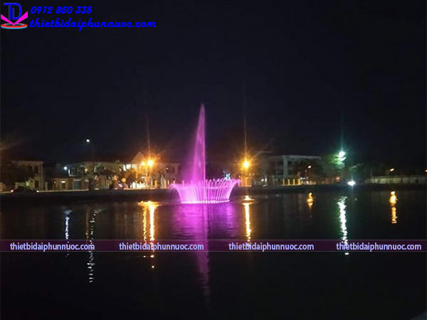 Công trình nhạc nước hình cánh hoa kết hợp hài hòa giữa nước, âm nhạc và ánh sáng