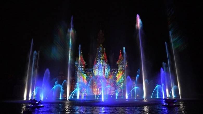 Sự kết hợp đồng bộ giữa ánh sáng laser, hiệu ứng 3D mapping, khói, lửa và dàn âm thanh.