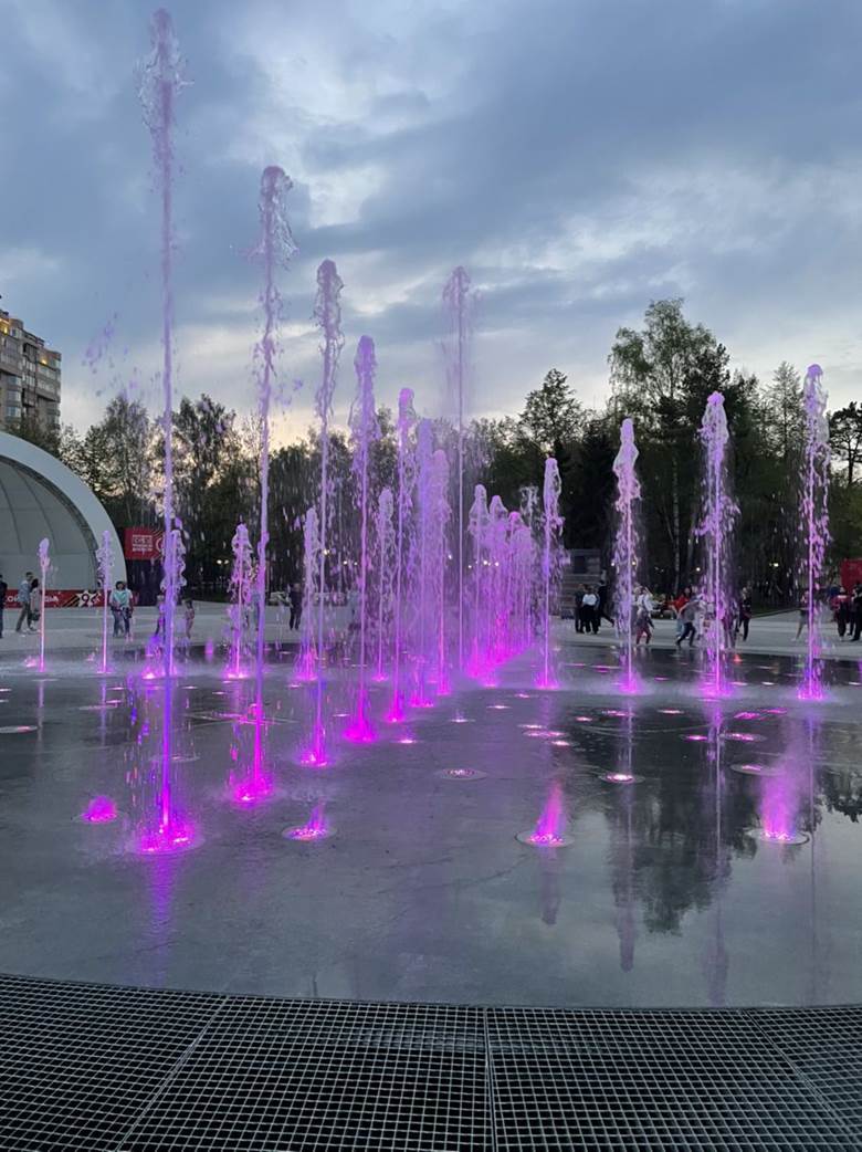 Hệ thống nhạc nước bể cạn được kích hoạt, máy bơm hút nước từ bể chứa dưới