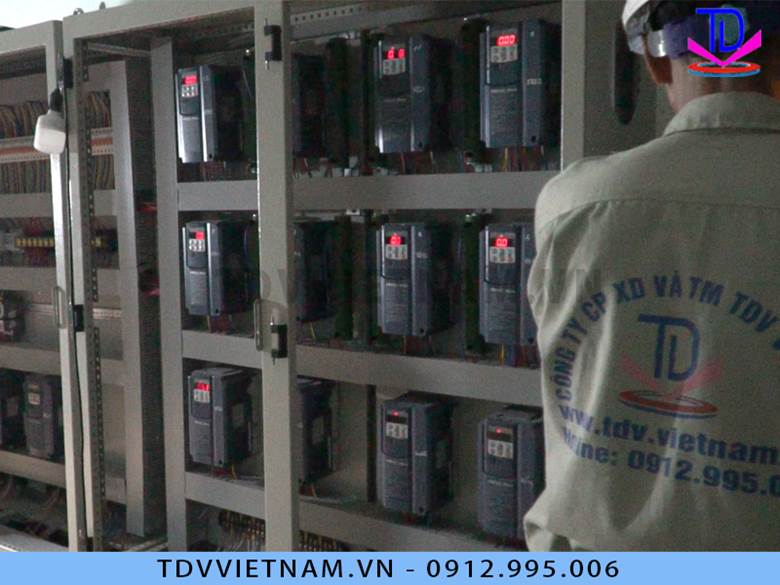 Tủ chỉ điều khiển bơm bật/tắt thủ công sẽ rẻ hơn so với tủ có lập trình tự động