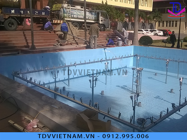 Xây dựng hồ chứa nước hoặc lắp đặt hệ thống phao nổi