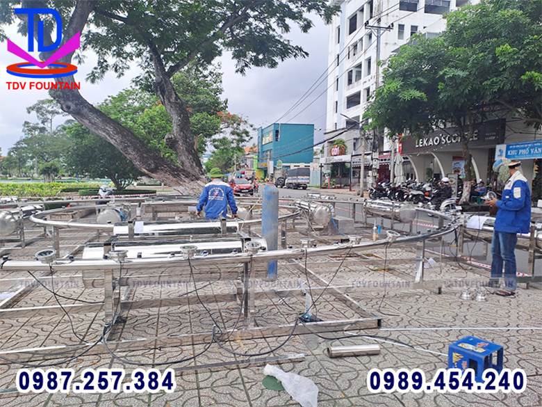 Đội ngũ nhân viên thi công đài phun nước phao nổi hồ Trúc Giang - Bến Tre