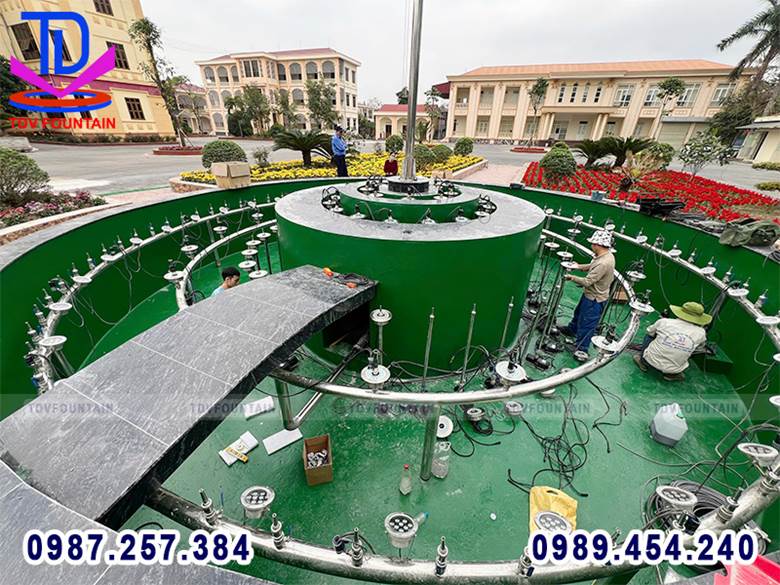 Đài phun nước được lắp đặt trong hệ thống bể tròn nằm ở khu vực trung tâm