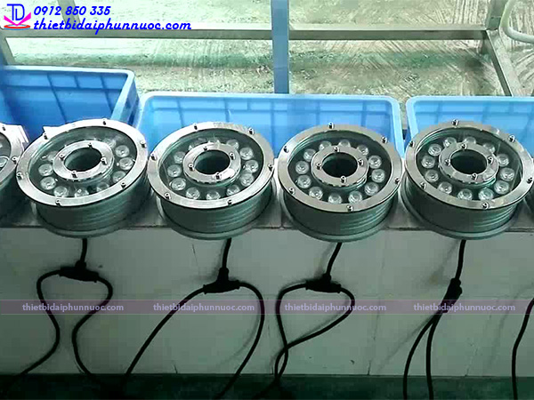 den-led-duoi-nuoc-dang-banh-xe-36w-doi-mau-2.jpg den led duoi nuoc dang banh xe 36w doi mau 2