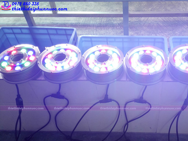 den-led-duoi-nuoc-dang-banh-xe-36w-doi-mau-3.jpg den led duoi nuoc dang banh xe 36w doi mau 3