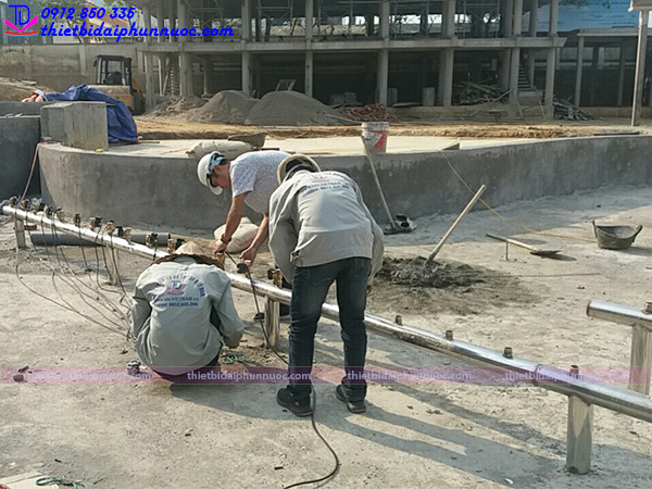 Đội ngũ kỹ thuật TDV lắp đặt và căn chỉnh hệ thống vòi phun, đảm bảo đúng vị trí và yêu cầu kỹ thuật trước khi vận hành