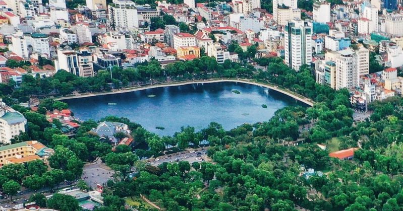 Không gian công cộng bao quanh Hồ Thiền Quang tạo nhiều hướng quan sát thuận lợi về phía mặt hồ