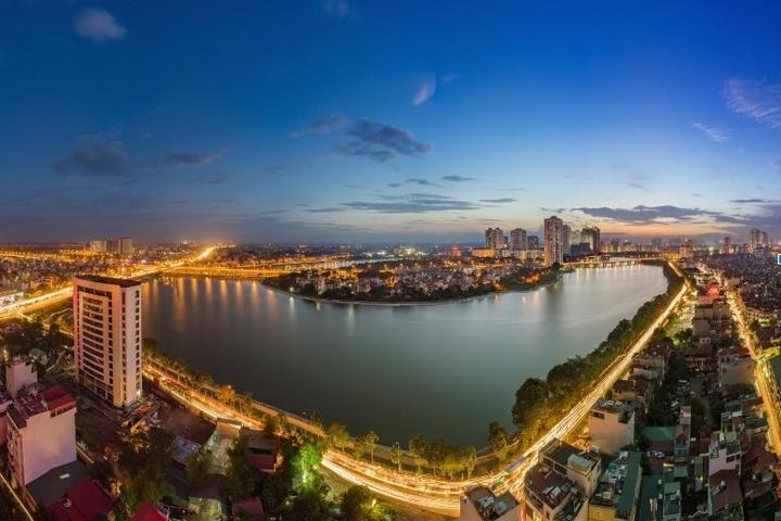 Hồ Linh Đàm nằm giữa khu vực đô thị đông dân cư, tạo tiềm năng khai thác mặt nước như một điểm nhấn cảnh quan và trải nghiệm cộng đồng