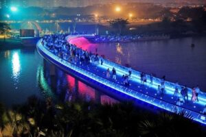 Từ Cầu Ánh Sao, có thể hình dung ngôn ngữ ánh sáng được tiếp nối và mở rộng trên không gian mặt nước Hồ Bán Nguyệt